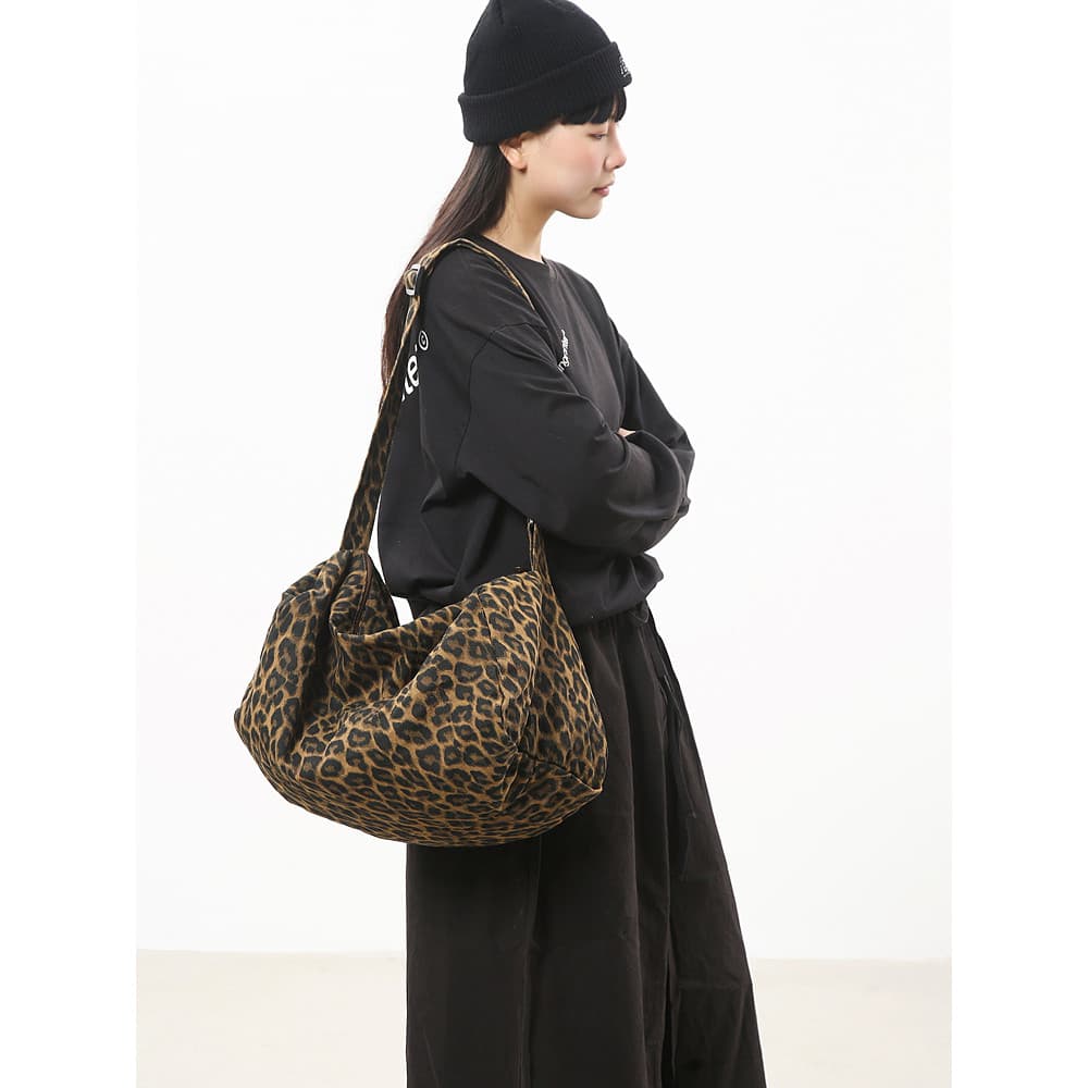 Bolsa mensageiro feminina retrô lavada versão coreana Casual lona de grande capacidade estampa literária de leopardo est