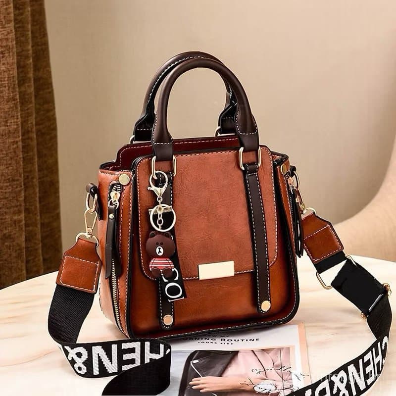 Bolsa Transversal Feminina com Design Único, Alça Ajustável, Decoração com Letras e Chaveiro de Urso FHXA