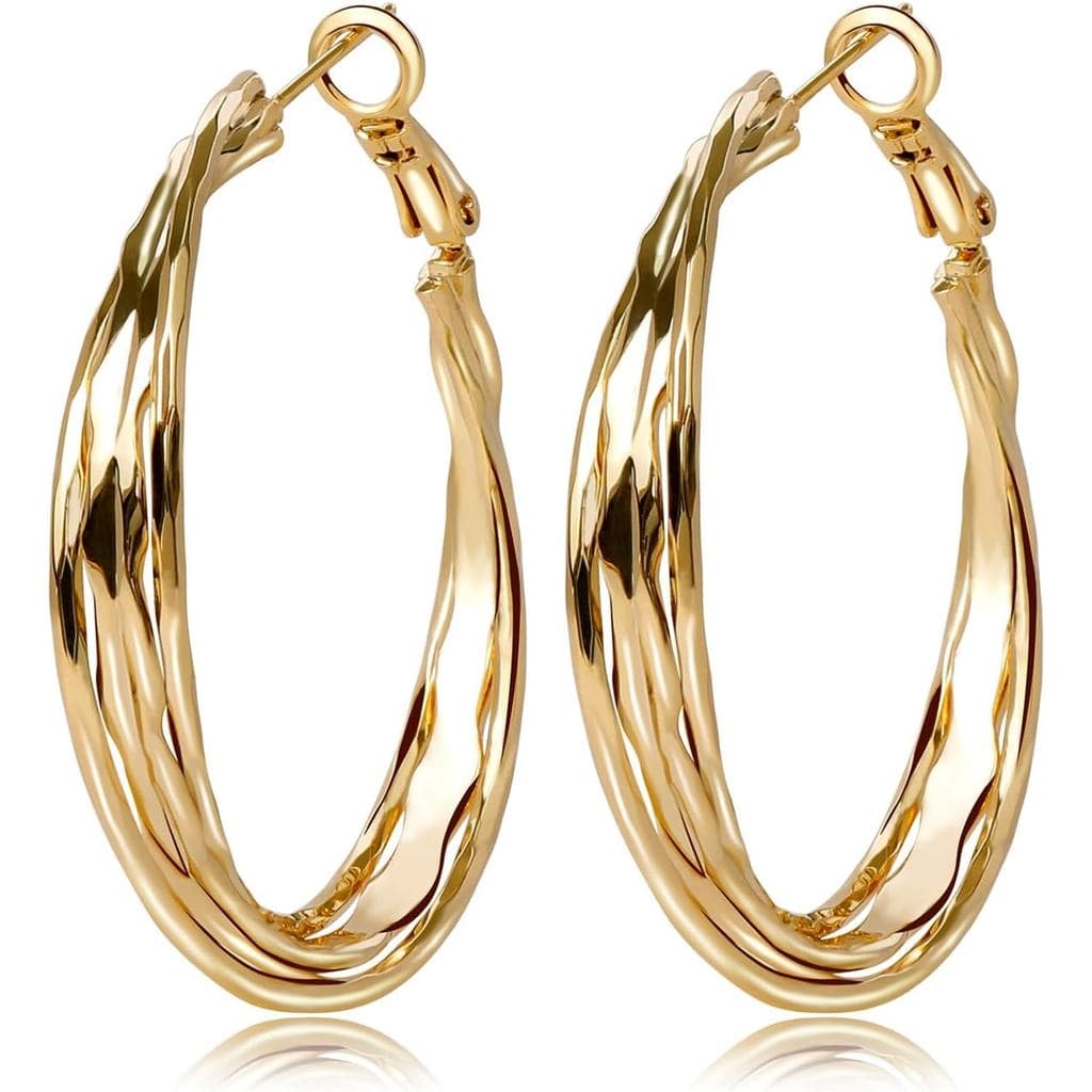 Brincos de Argola Dourados para Mulheres. O formato torcido e ajustado da argola é feito com material banhado a ouro e p