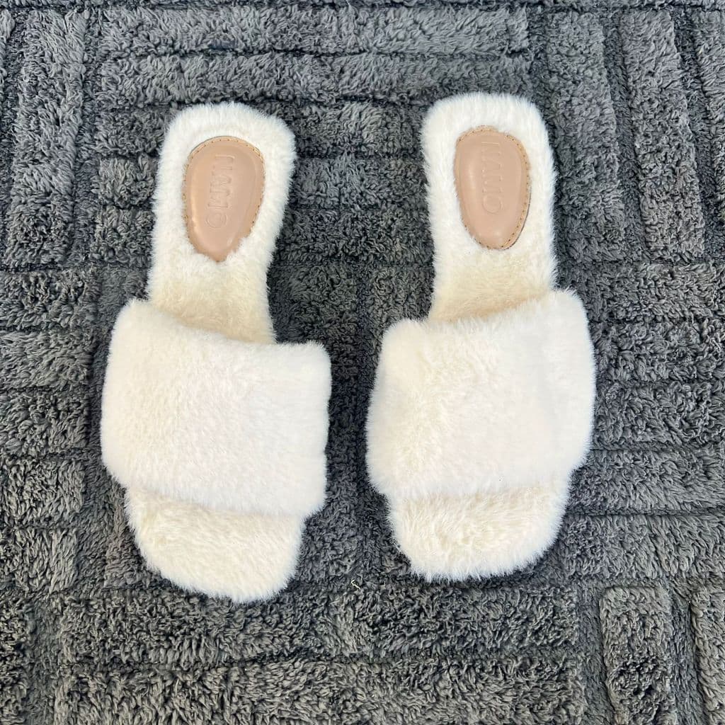 Pantufa Feminina Peluciada Slide Premium Branca – Macia, Confortável e Elegante