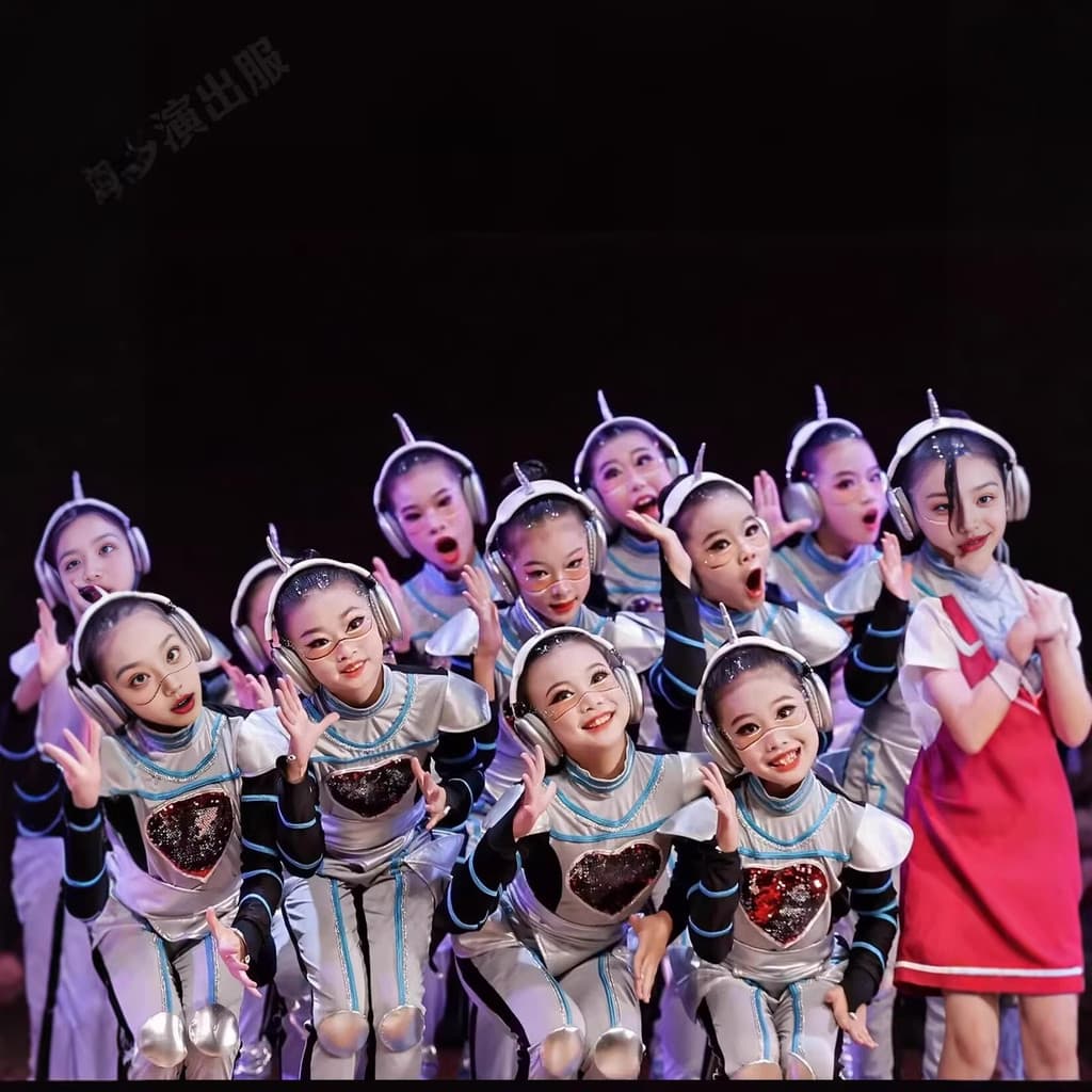 Futuro tecnologia sentido traje robô roupas acompanhando traje prata astronauta crianças desempenho traje