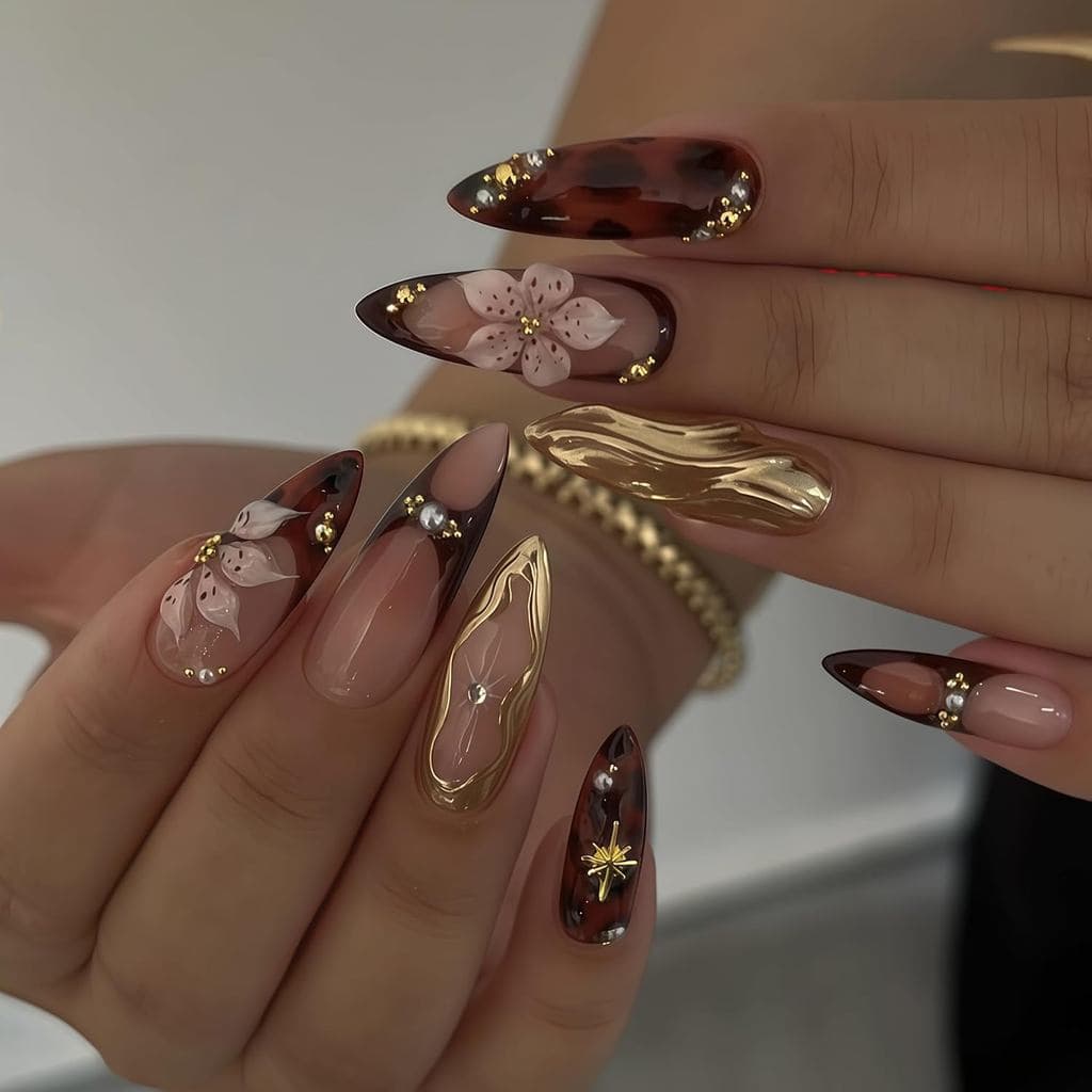 24 Unidades de Unhas Postiças em Formato de Amêndoa com Desenhos de Flores Marrons, Unhas Francesas com Textura Dourada