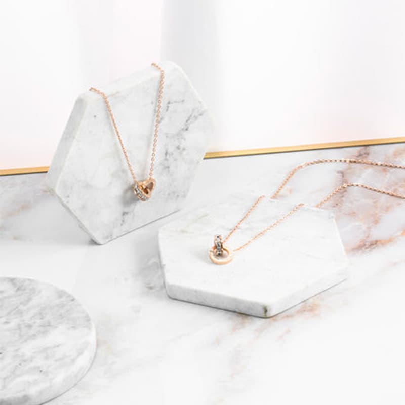 Colar de ouro rosa com duplo anel cravejado de diamantes, luxo discreto e elegante, corrente versátil para clavícula par