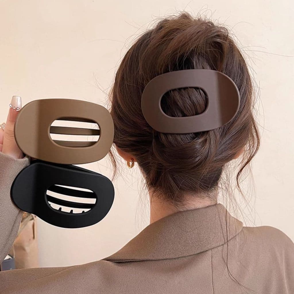 A presilha de cabelo apresenta um design plano, pegada confortável, formato redondo curvado, forte curvatura e consegue