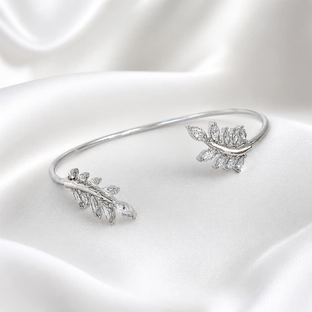BRACELETE FOLHA CRAVEJADA DELICADA PRATA -  Folheado a Ouro 18k e Prata