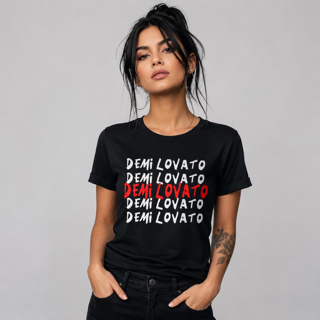 Camiseta Feminina Demi Lovato Nome Repetido Fã Pop Music Aesthetic Tumblr Dark Manga Curta Macio