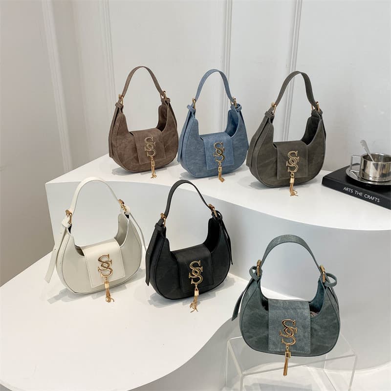 Bolsa feminina de ombro em formato de meia-lua, com design de letras metálicas, estilo simples e moderno, personalizada