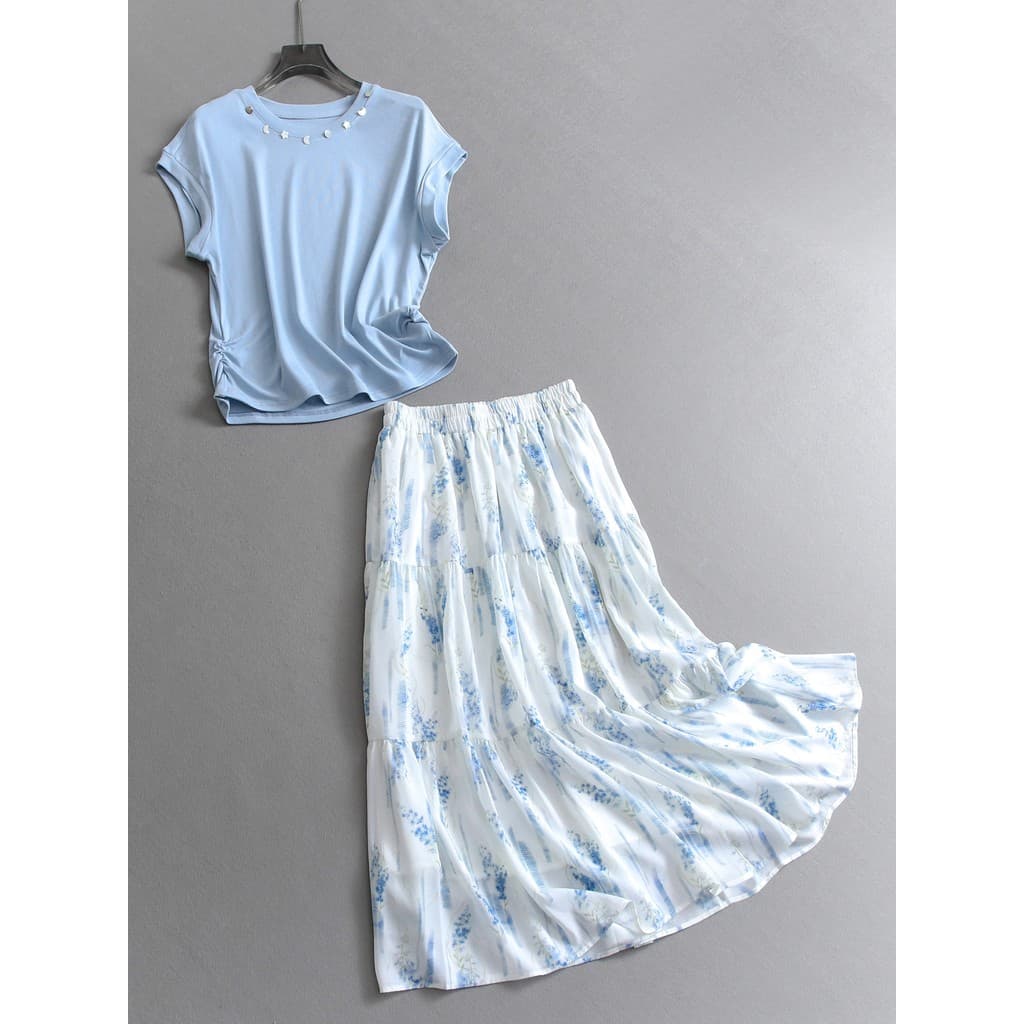 Camiseta azul de manga curta com gola redonda e cintura filigrana pode ser combinada com um conjunto completo de esqui e