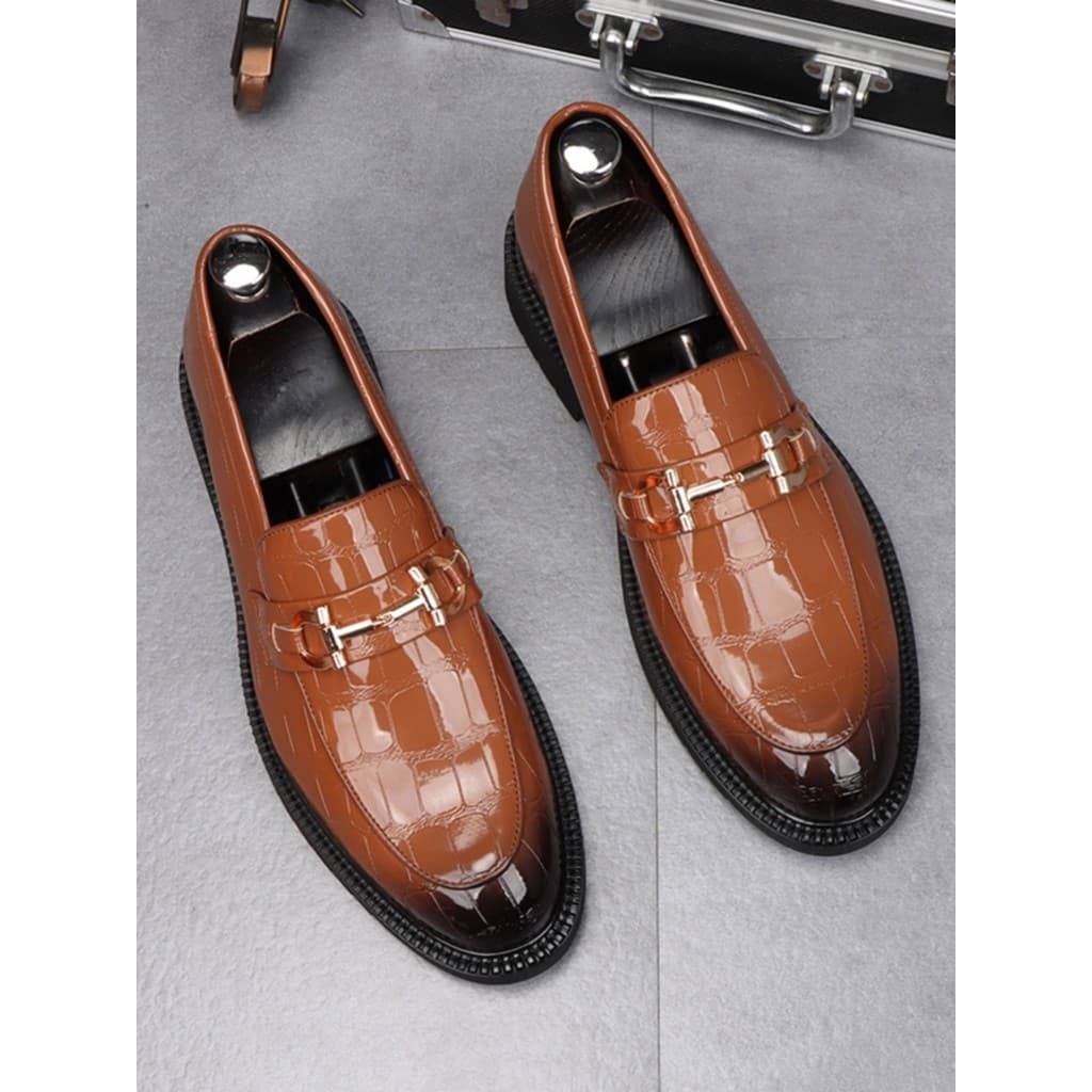 Sapatos de couro Horsebit masculinos bico fino versão coreana couro brilhante aumento interno deslizamento em sapatos ma