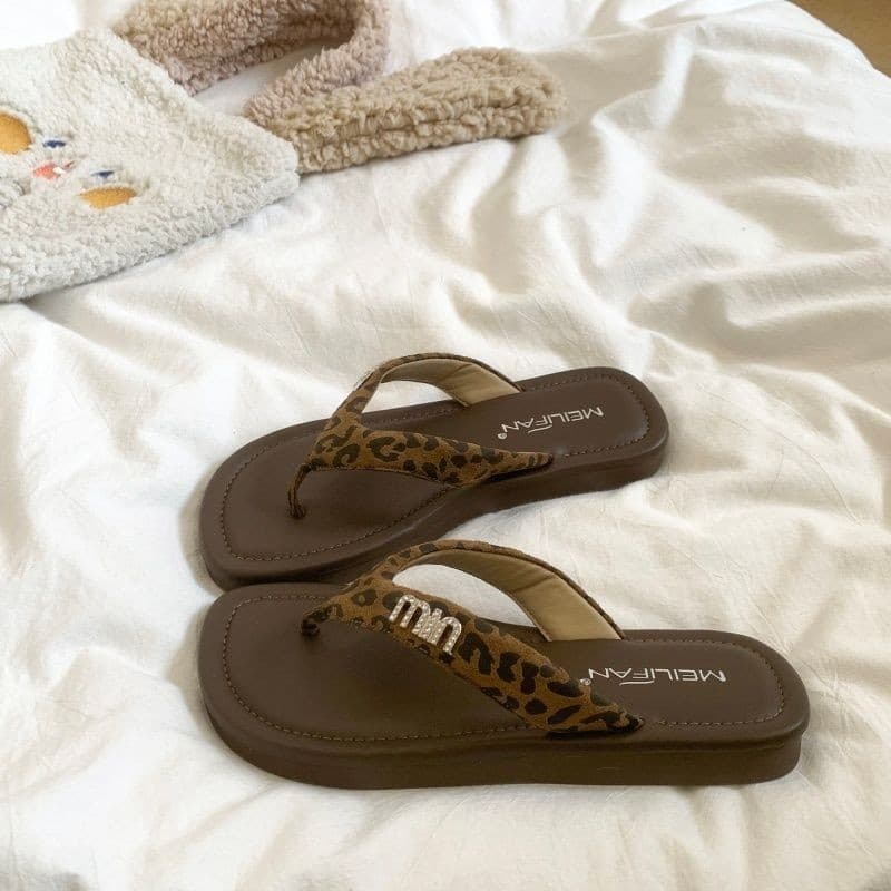 Versão coreana leopardo impressão flip-flops feminino 2026 verão novo estilo exterior usar plana flip-flops beira-mar fé