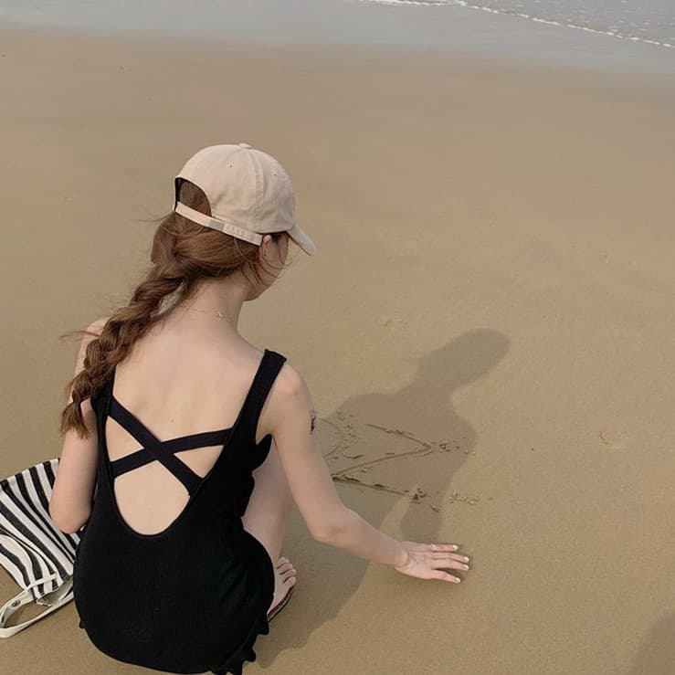 Maiô feminino 2026 novo estilo primavera quente preto de uma peça Halter High-End sentido mais magro olhar capa barriga