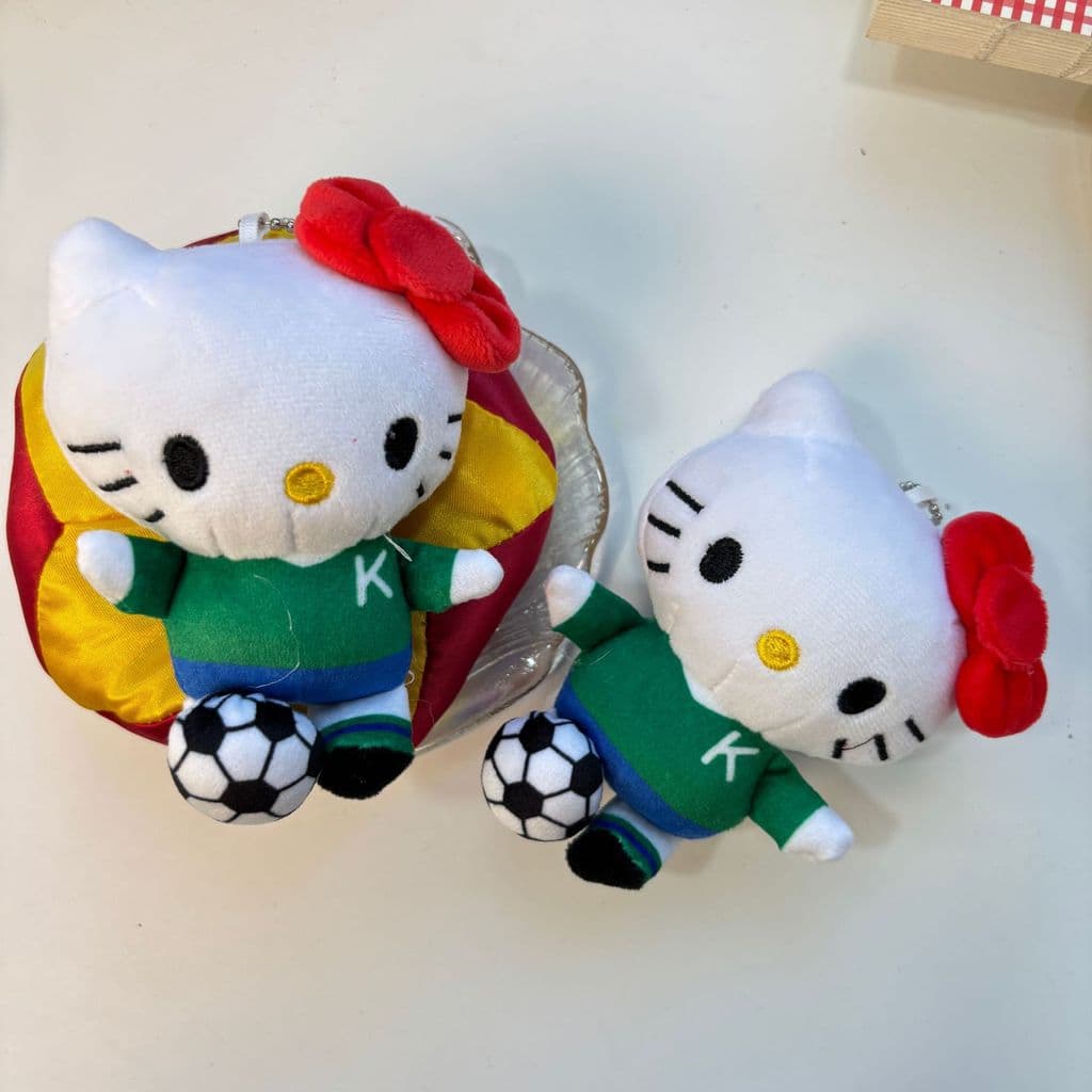 Gato bonito dos desenhos animados jogando futebol boneca de pelúcia pingente brinquedo de pelúcia boneca chaveiro dos de
