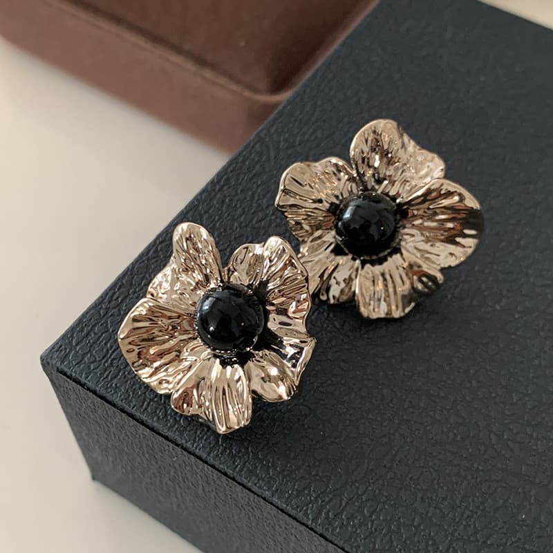 Brincos de flores texturizadas luz metálica luxo preto pérola brincos Retro All-Match brincos agulha de prata