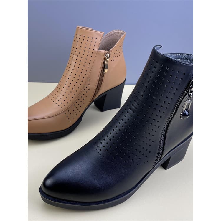 Niu grão couro buraco botas curtas femininas 2026 novo estilo verão sandálias respiráveis de salto médio primavera outon