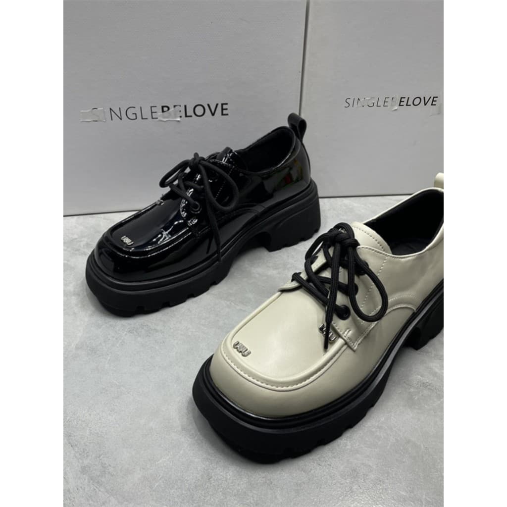 Sapatos de couro pequenos femininos estilo britânico 2025 novo estilo sapatos de primavera influenciador de sola grossa