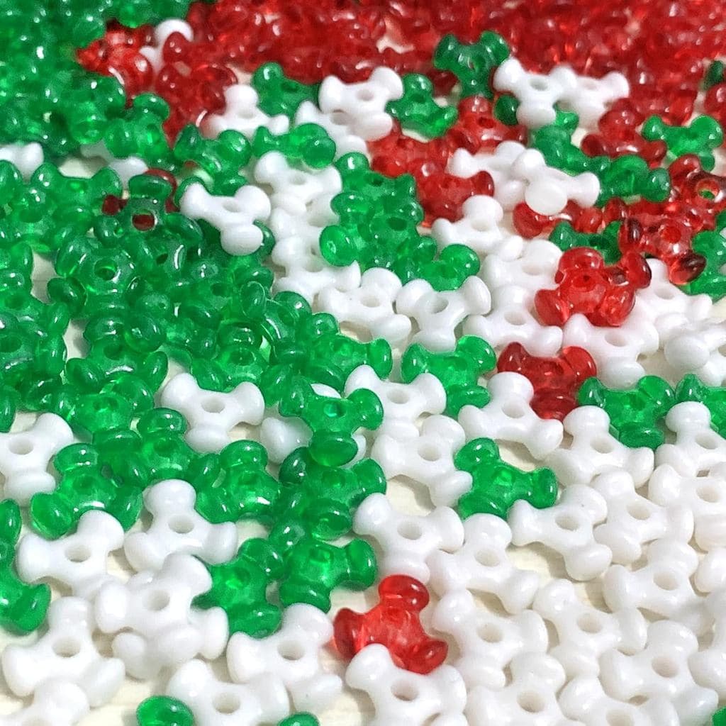 Adiornchse Contas de Natal em Formato Triangular 900 PCS Contas de Plástico para Artesanato de Natal Vermelhas e Brancas