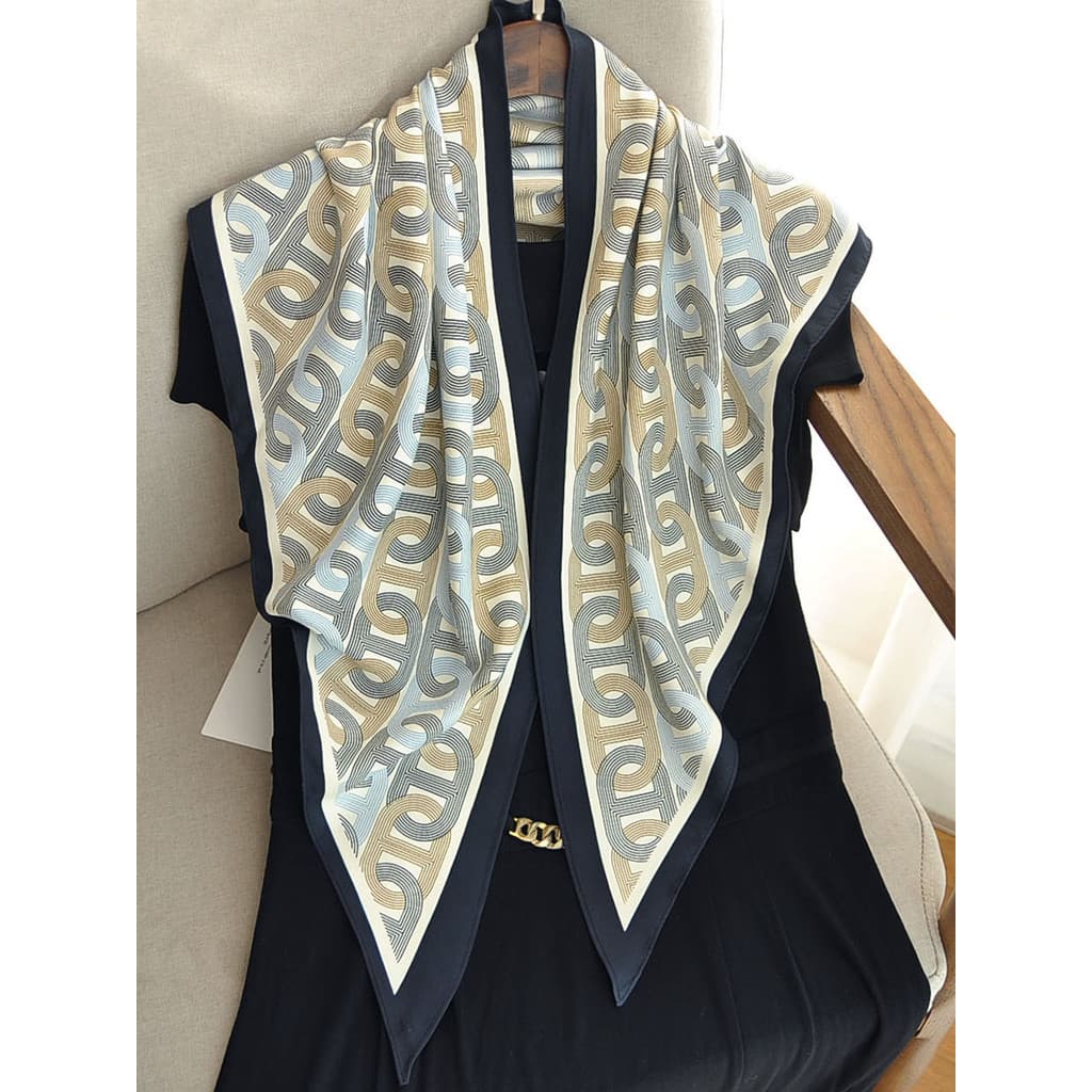 Versão coreana lenço triangular pedido Original 2026 lenço de seda cinto triângulo pequeno xale simples preto branco Pre