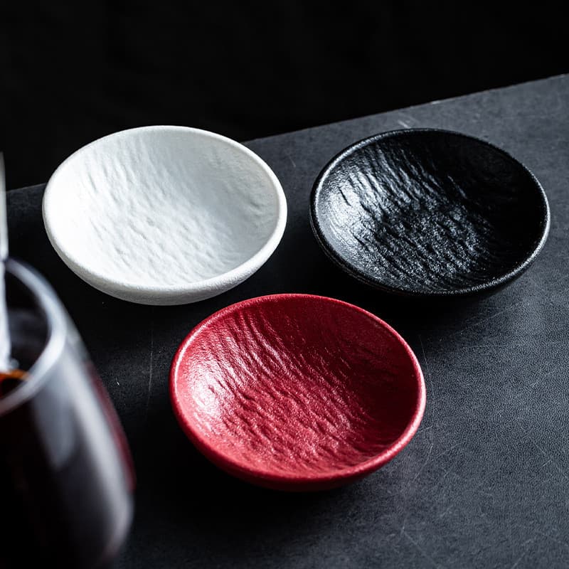 Prato de sabor com padrão de pedra criativa japonesa, prato pequeno preto e branco, prato comercial de cerâmica para mol