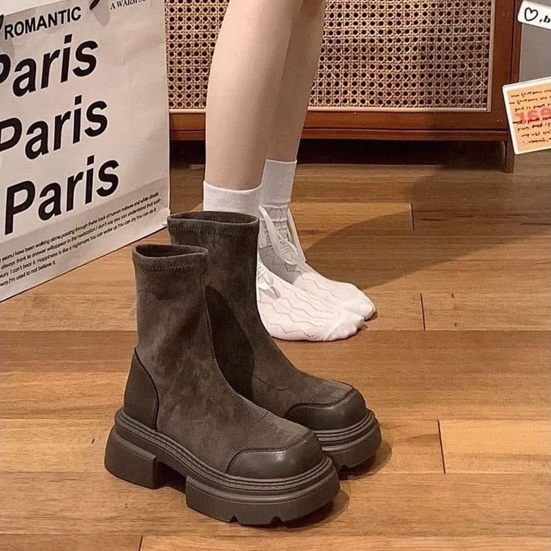 Botas curtas femininas de salto grosso 2026 na moda