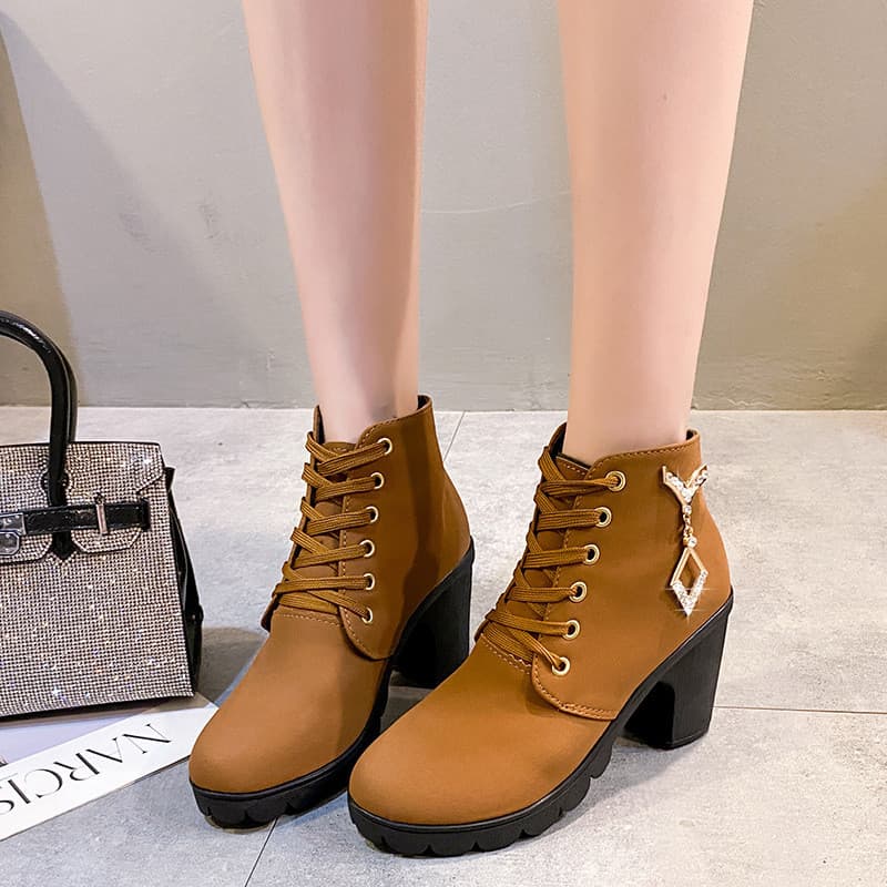 2024 novo estilo único All-Match botas curtas de salto alto primavera outono botas nuas Martin botas femininas estilo br