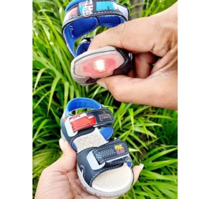 Sandália/papete Infantil com Luzinha de LED que Pisca ao Andar/modelo Carros