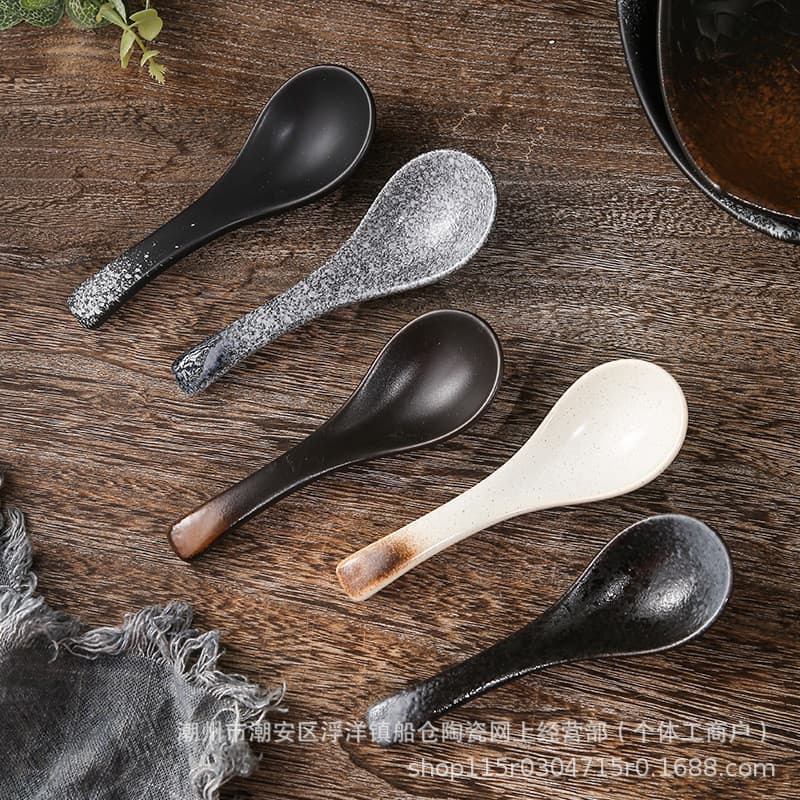 A tigela de macarrão instantâneo de um restaurante de ramen japonês tem o tamanho ideal para uma colher, talheres e uma