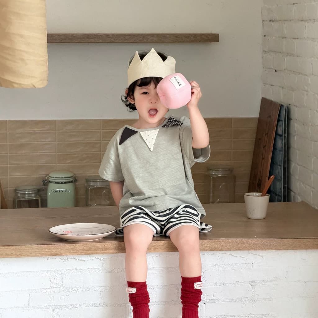 Versão coreana meninos verão gola triangular manga curta camiseta listrado Shorts conjunto de duas peças crianças Loo