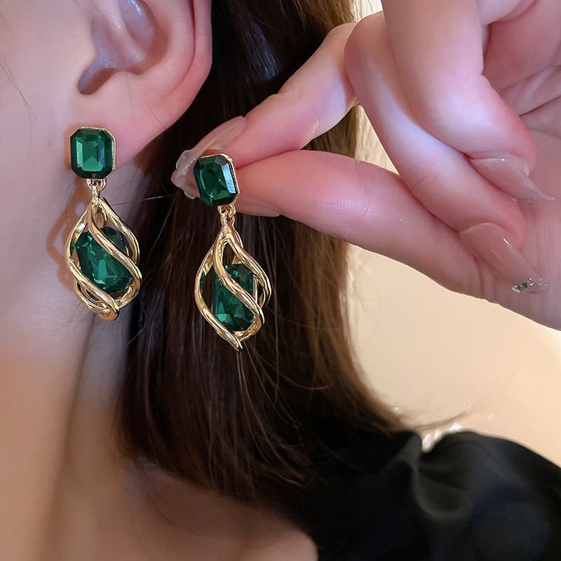 Brincos de esmeralda elegantes para mulheres, estilo retrô, brincos de luxo discreto.