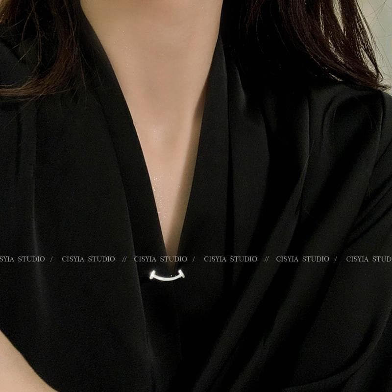 Anti-reflexo ferramenta útil broche fivela Design feminino nicho roupas fixas colar pino decote pequeno pino acessórios