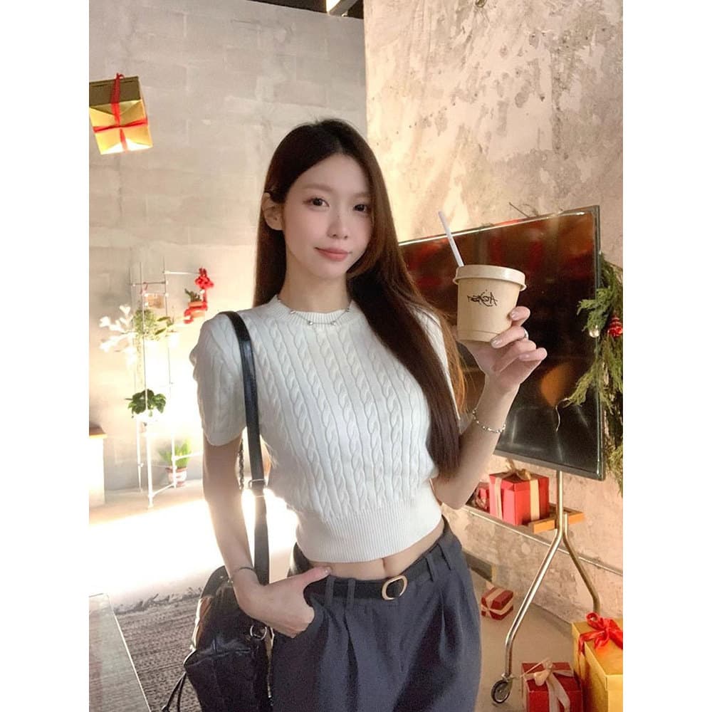 Simples torção em torno do pescoço de manga curta camisola feminina verão 2026 novo estilo moda redução de idade elegant