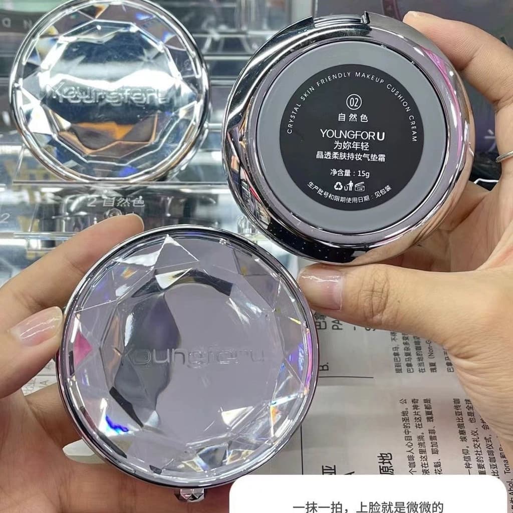 Para você você jovem cristal transparente pele macia segurando almofada de maquiagem creme luxuoso corretivo hidratante