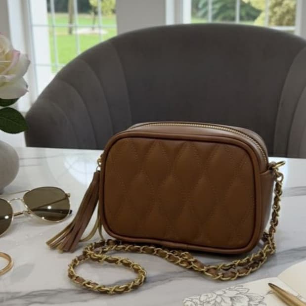 Bolsa Feminina Elegante Quadrada Bordada Metalasse para o dia a dia e estilosa bag com Alça Transversal Estilo
