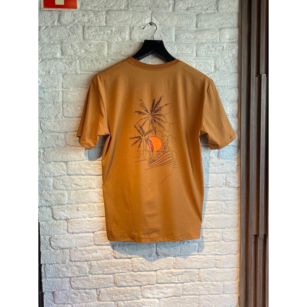 Camiseta Caramelo Estampa Pôr do Sol Praia Coqueiro e Barco 100%algodão