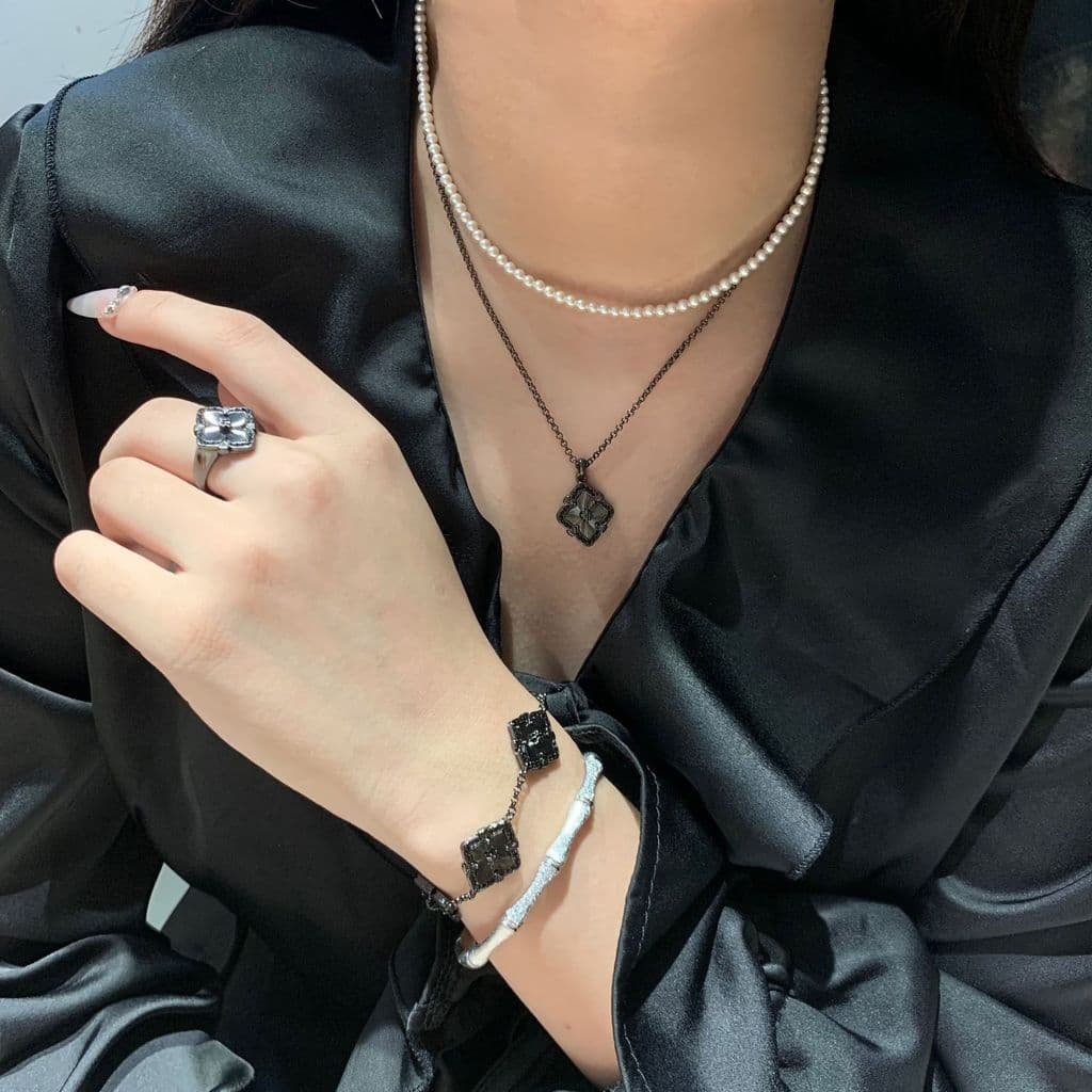 Levantamento escovado artesanato cavaleiro preto trevo de quatro folhas pulseira feminino preto ouro clavícula corrente