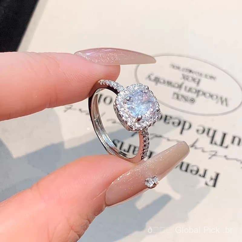 Anel de diamante em formato de cubo de açúcar, anel de luxo leve e exclusivo.