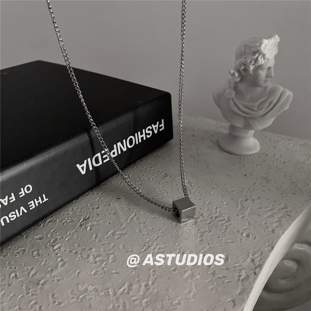 Minimalista ins Metal pequeno quadrado pingente longo colar masculino feminino na moda cubo colar único nacional na moda