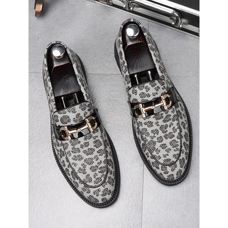 Horsebit sapatos de couro masculino dedo do pé apontado versão coreana na moda Pedal de aumento interno sapatos masculin