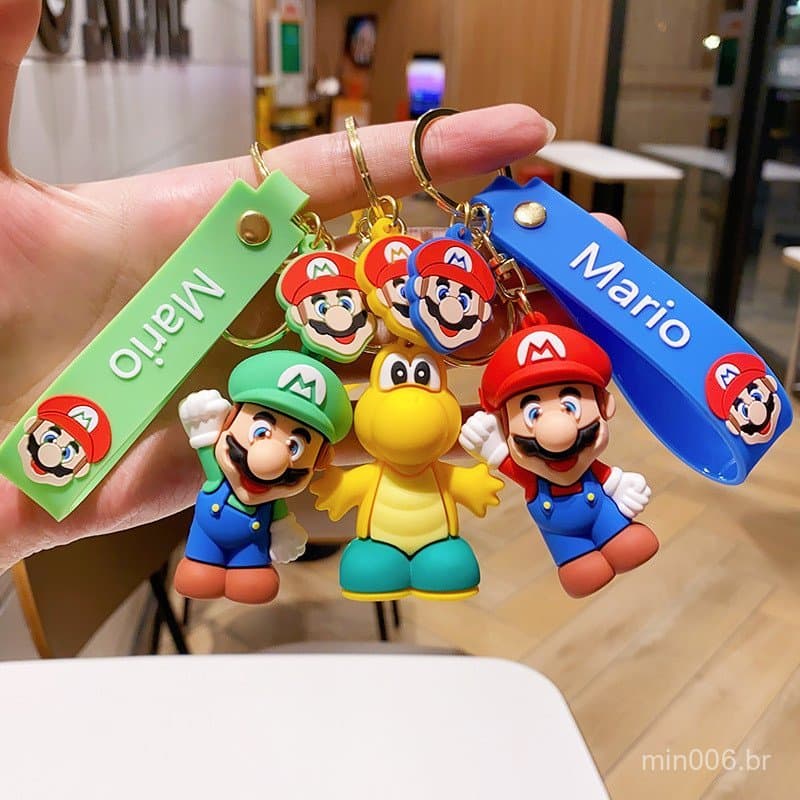 Chaveiro em formato de boneco do Super Mario, equipado com uma alça de mochila e argola para chaves.