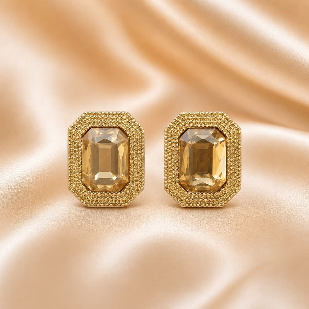 BRINCO RETÂNGULO COM STRASS DOURADO