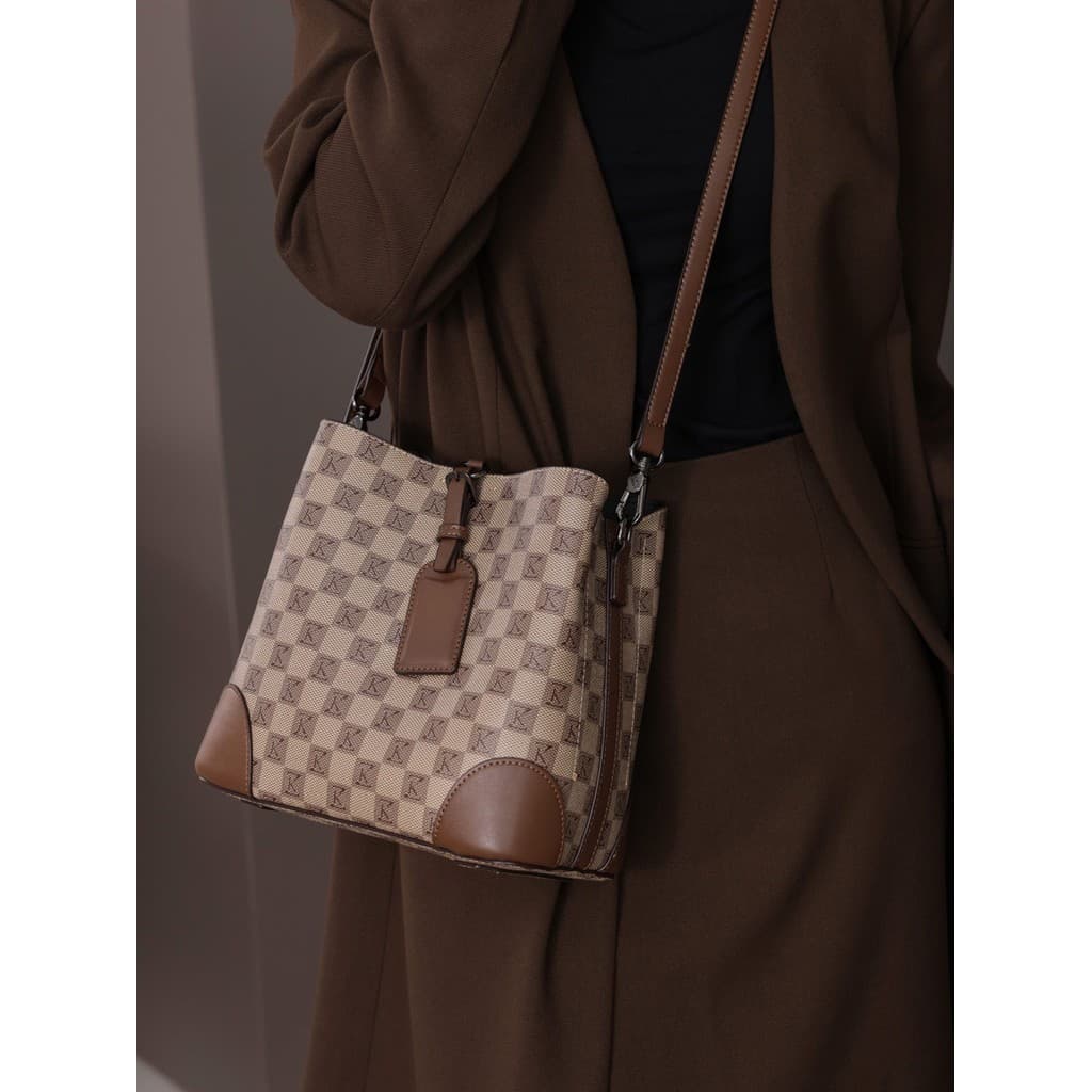 Ivisman bolsa feminina 2026 novo estilo de um ombro mensageiro portátil balde saco Commuter High-End textura nicho luz l