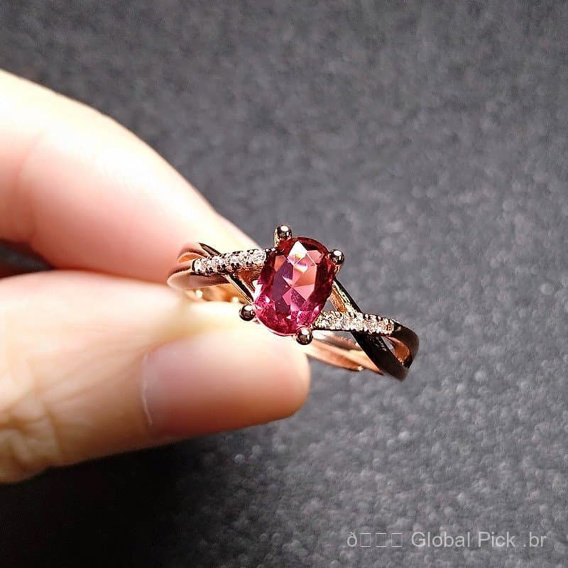 Anel feminino estilo luxo leve com imitação de rubi banhado a ouro rosado e turmalina vermelha.
