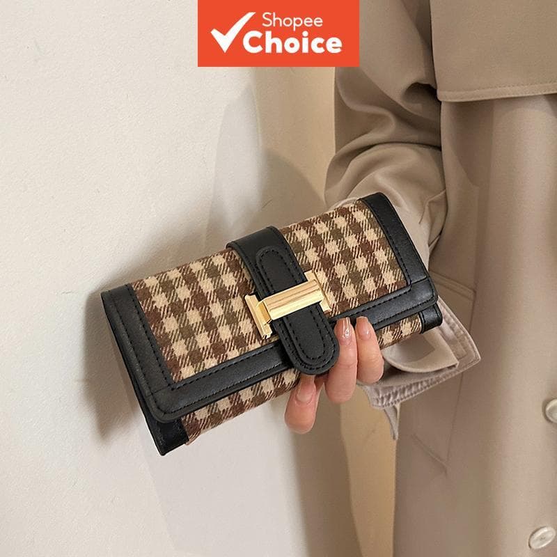 Uma carteira feminina xadrez de nicho, com estilo retrô, toque sofisticado e vários compartimentos, ideal para carregar