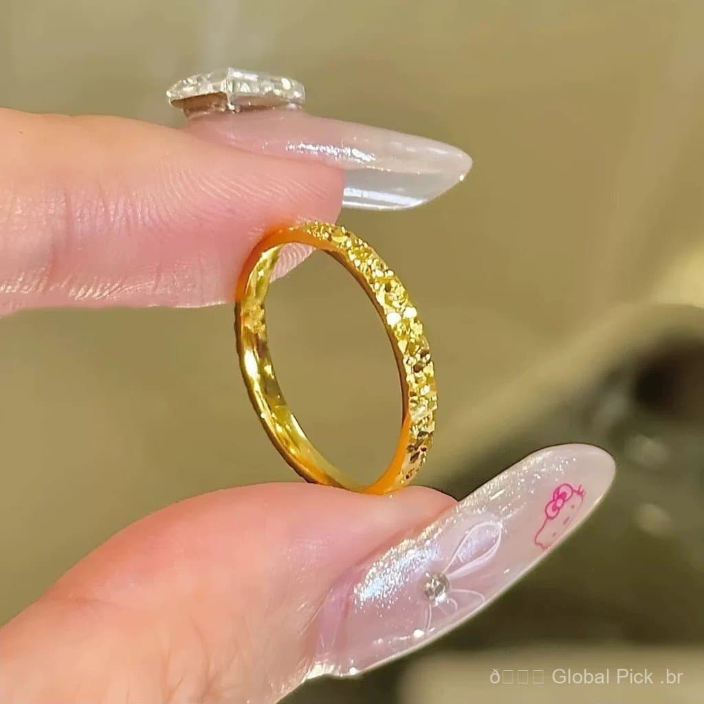 Anel com efeito de gelo triturado e detalhes dourados, luxo discreto, deslumbrante como um céu estrelado.