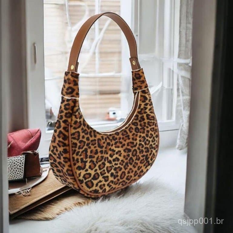 Bolsa Meia Lua Onça Toda Forrada de Ombro