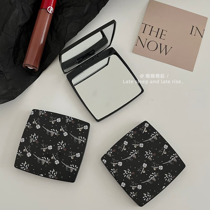 Ins estilo Retro pequeno espelho feminino portátil Mini espelho de maquiagem portátil dupla face Clamshell espelho dobrá