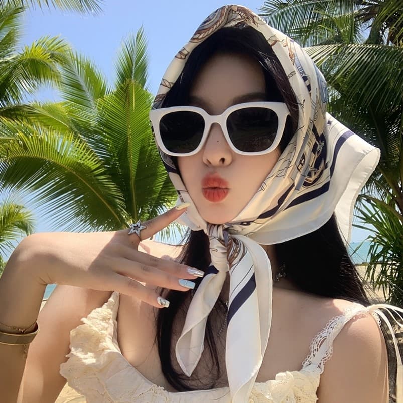 Francês High-End pequeno lenço quadrado feminino verão outono pescoço lenço praia beira-mar foto protetor solar lenço de