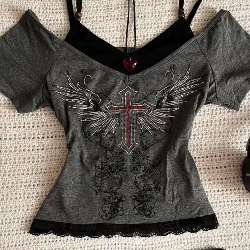 Camiseta Feminina de Verão com Estampa Y2K, Manga Curta, Algodão, Efeito Duas Peças, com Strass 8421 6WB7