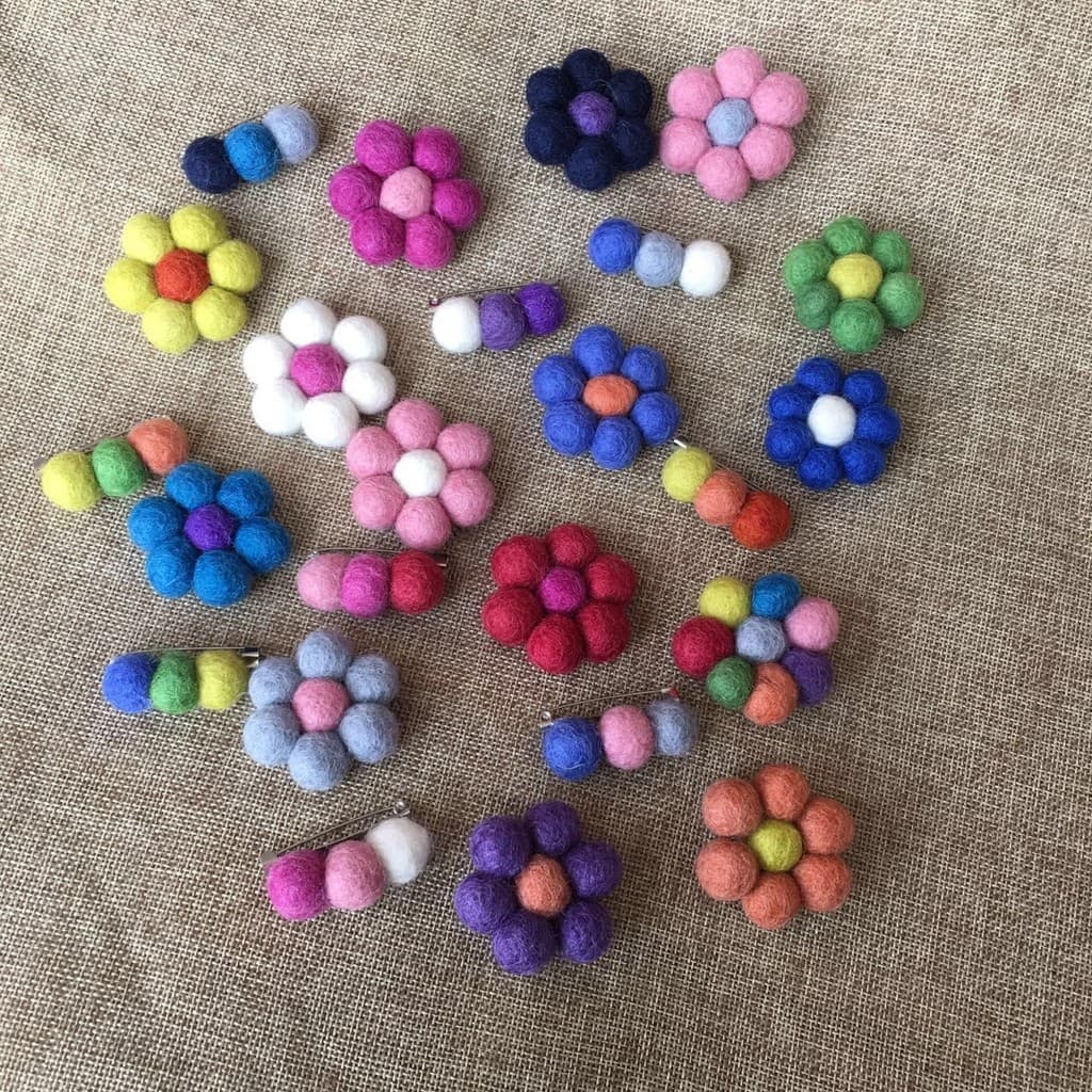 Exportado para a coreia broche artesanal colorido lã feltro bonito moda pequeno pino crianças camisola bola de lã acessó