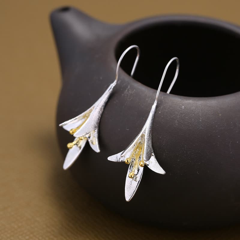 Brincos de prata esterlina s925 com design floral elegante e banhados a prata.