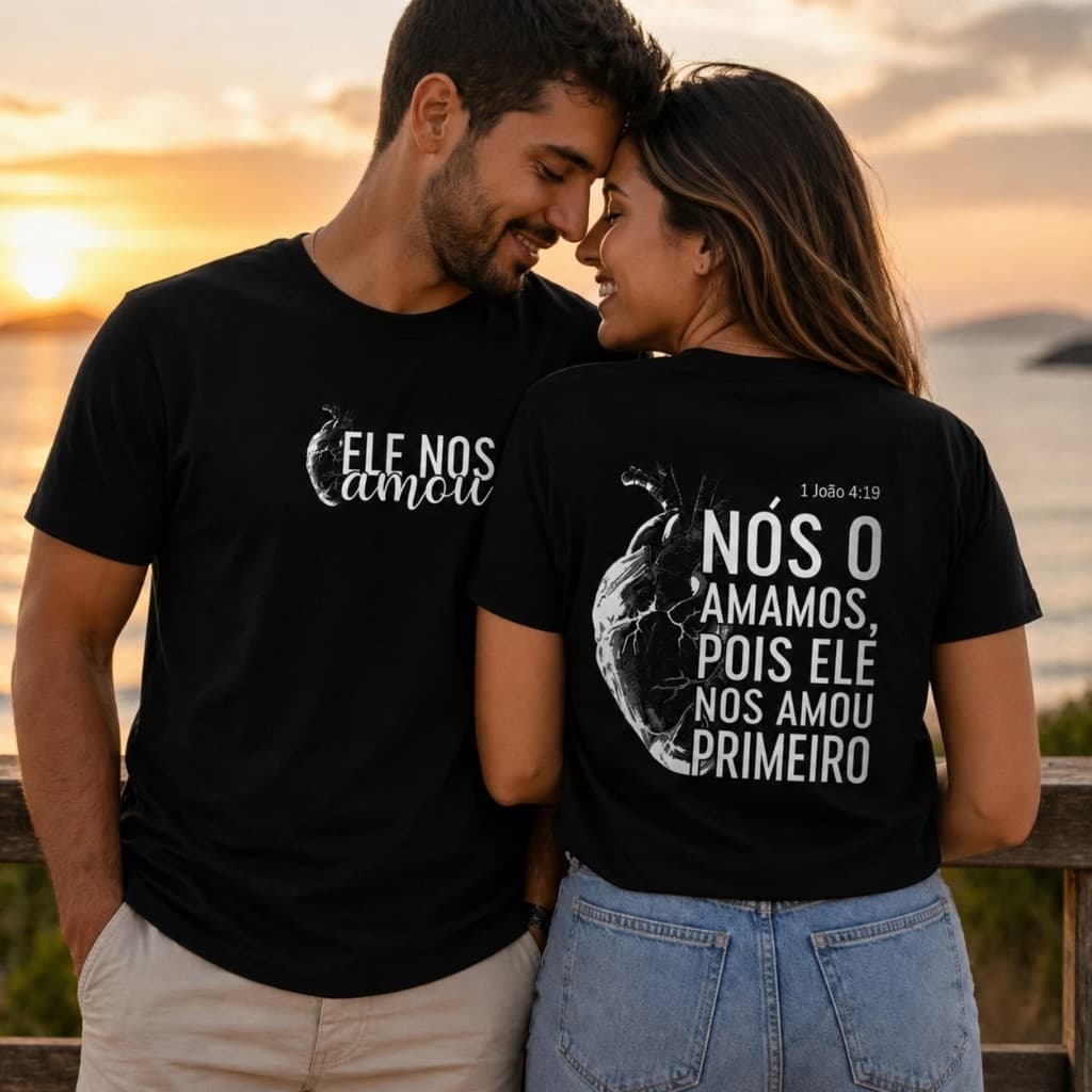 Kit Casal 2 Camisetas Ele Nos Amou Primeiro Cristã Minimalista Algodão Premium Estilo Casual Gospel Streetwear Versátil